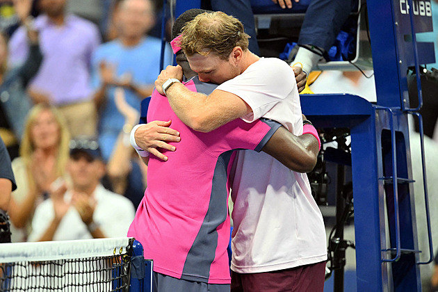 Silný moment na kurtu. Tiafoe odvrátil konec a poté objímal zdrceného krajana