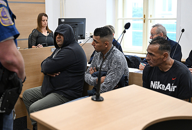 Soud snížil tresty dvěma zlodějům kabelů, kteří ochromili koridor. Mají podmínku