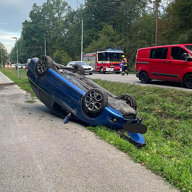 Řidič ráno převrátil auto na cyklostezku, vyvázl s lehkým zraněním