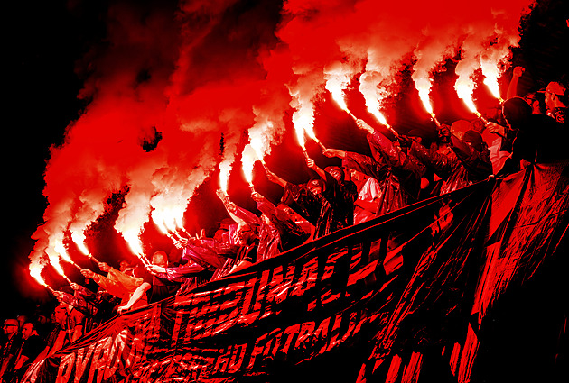 Pyrotechnika na fotbale trestný čin nebude. Ministr apeluje na pořadatele
