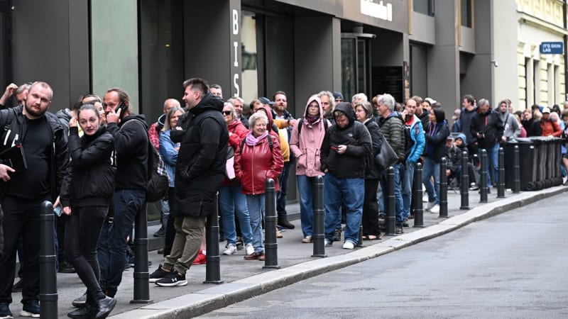 Nekonečné fronty před ČNB: Lidé napříč republikou čekají na speciální pětitisícikorunu