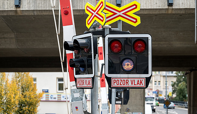 Motorkářka uvázla na přejezdu mezi závorami, těsně za ní projel vlak