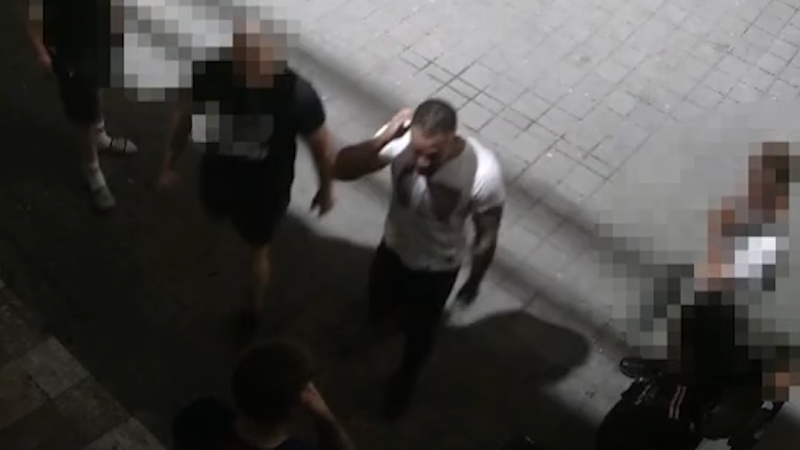 Surově zbil ve Zlíně mladíka, pak oběť zavezl do lesa. Agresora zachytilo video, nepoznáte ho?