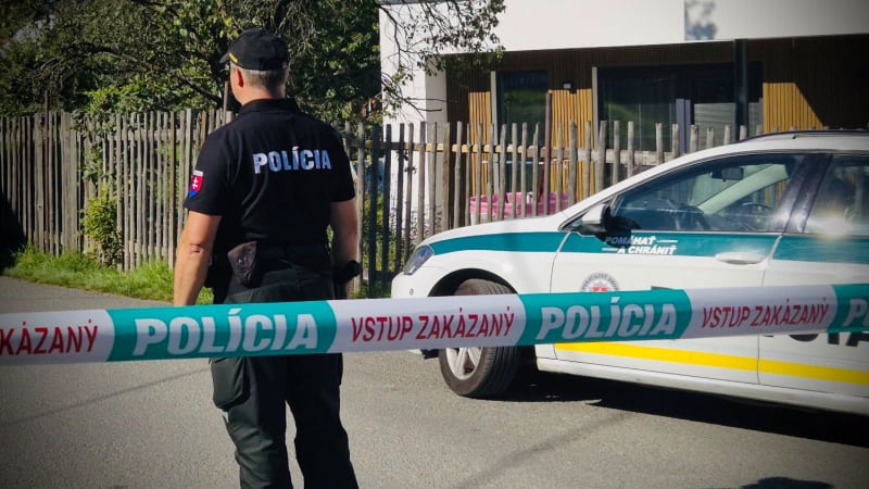 Děsivý incident před školou na Slovensku: Mladík vytáhl na děti sekyru, hrozil i smrtí