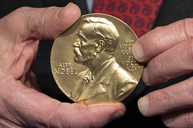 Cchan Süe? Murakami? Švédská akademie věd udělí Nobelovu cenu za literaturu