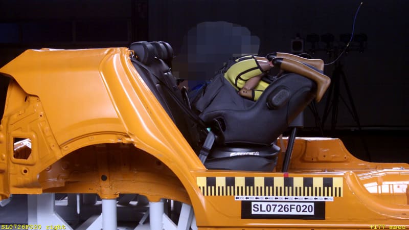 Dvě nebezpečné autosedačky se prodávají i v Česku. Při nehodě z nich může vyletět dítě