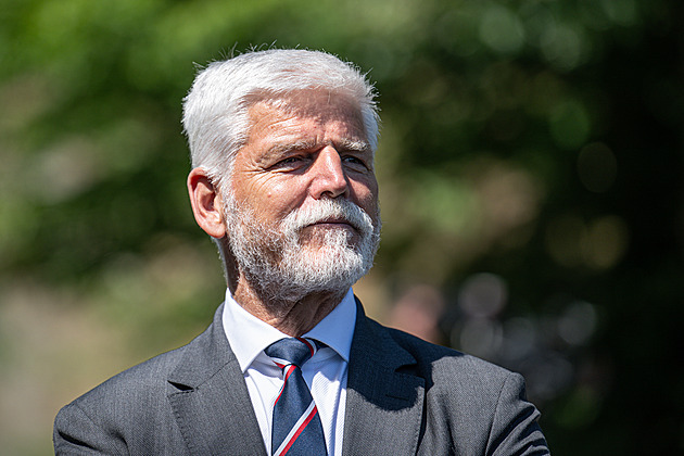 Nové fotky z kontroverzní cesty. Prezident Pavel navštívil tým chystající Dakar