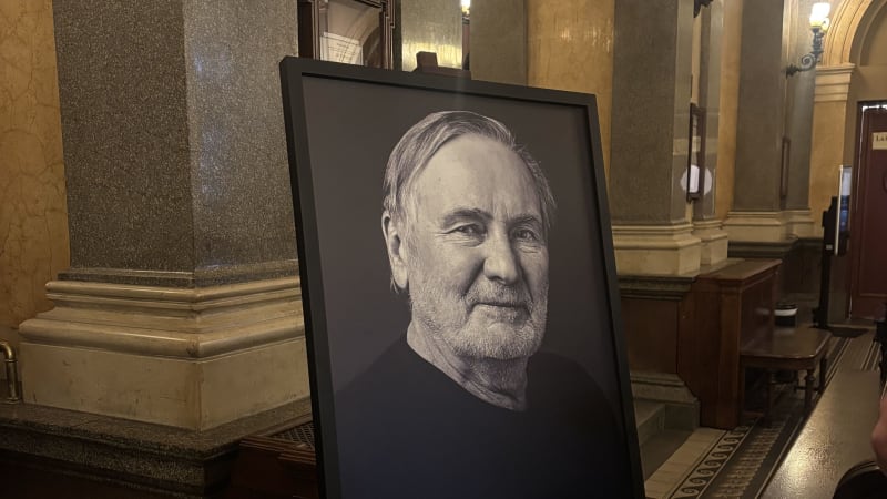 Sledujte PŘÍMÝ PŘENOS: Česko se loučí se Štěpničkou. Dorazili Štěpánek, Adamovská či Děrgel