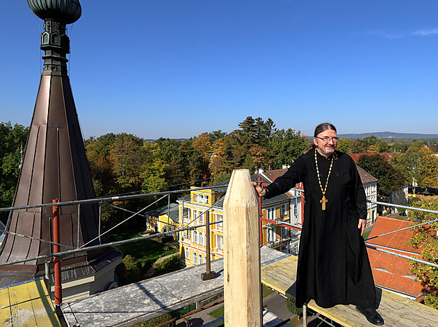 Dešťová voda poškodila věžičku chrámu, ta je v horším stavu, než se čekalo