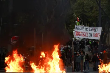 V celé Francii demonstrují statisíce lidí, v Paříži čtvrt milionu, tvrdí odbory
