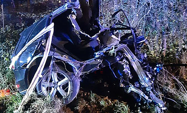 Auto vylétlo ze silnice a náraz do stromu ho rozpůlil. Řidič zemřel na místě