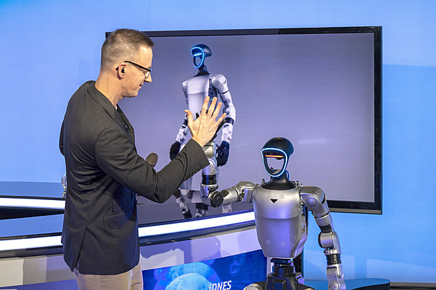Humanoidní robot předvedl ve studiu tanec, rovnováhu i smysl pro humor