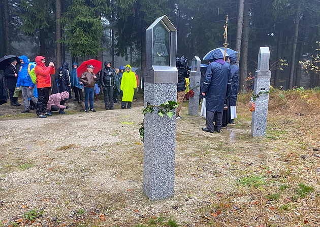 V Příchovicích otevřeli křížovou cestu. Kvůli sporům o nacistický kříž změnili plány