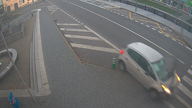 Opilý senior s autem smetl sloup a naboural do autobusu. Policie ukázala video