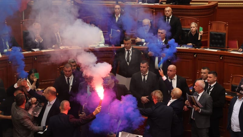 Hořící dýmovnice v parlamentu a lahve na hlavu premiéra. Albánská opozice stupňuje protesty